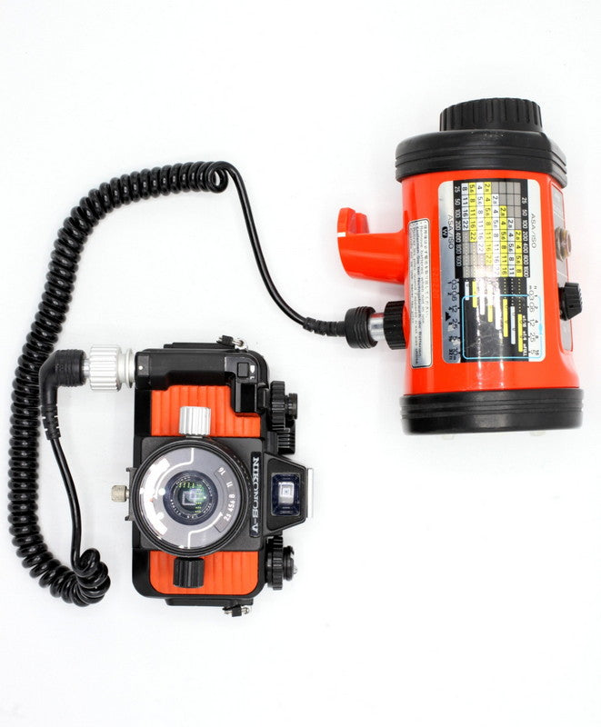 Nikon Nikonos V + Nikkor 35mm F/2.5 oranje onderwater camera + SB-103 flitser SN:3109184 geen garoccasion