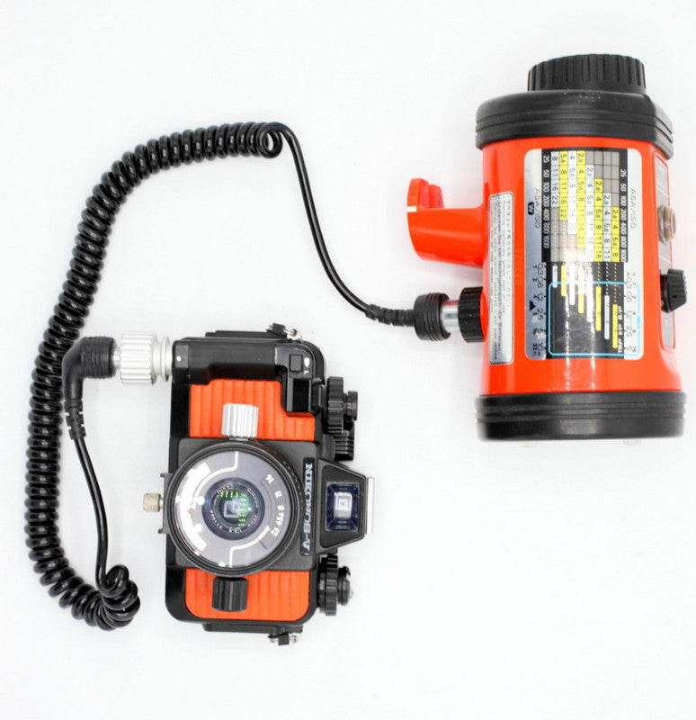 Nikon Nikonos V + Nikkor 35mm F/2.5 oranje onderwater camera + SB-103 flitser SN:3109184 geen garoccasion