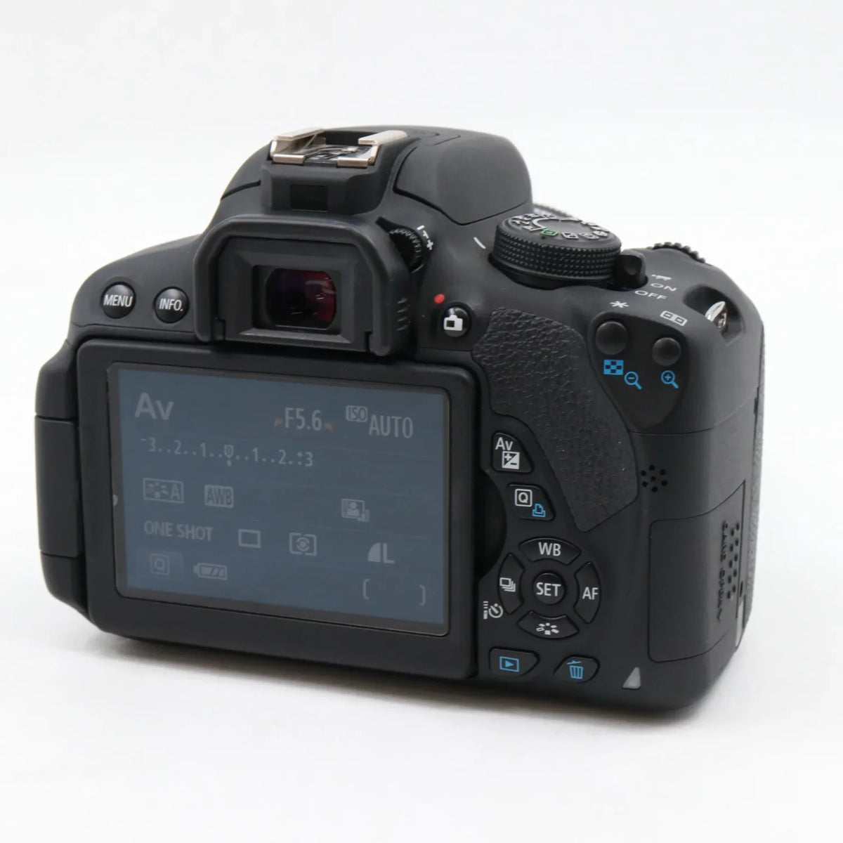 Canon EOS 700D body + EF-S 18-55mm F/3.5-5.6 IS STM gebraucht