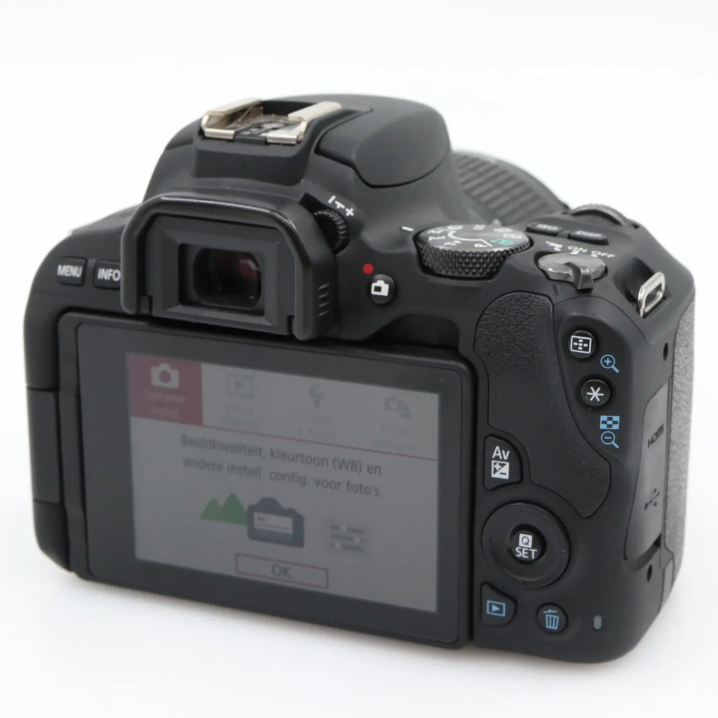 Canon EOS 200D + Canon EF-S 18-55mm f/3.5-5.6 III gebraucht